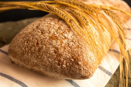 Miche de pain et épis de blé. Par Przemyslaw Trojan / https://pixabay.com/fr/photos/pain-aliments-manger-frais-3623490/