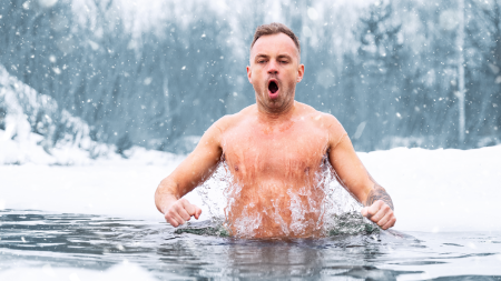 Homme qui est dans l'eau froide. Par Kaspars Grinvalds, licence canva/ https://www.canva.com/photos/MAEbALY1FZY-man-jumping-in-cold-water-in-winter/