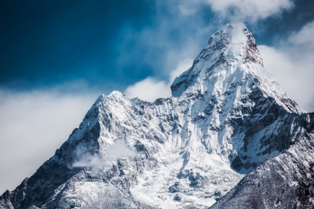 Une montagne enneigée. Par 12019, Pixabay/ https://pixabay.com/photos/ama-dablam-snow-mountain-peak-2064522/